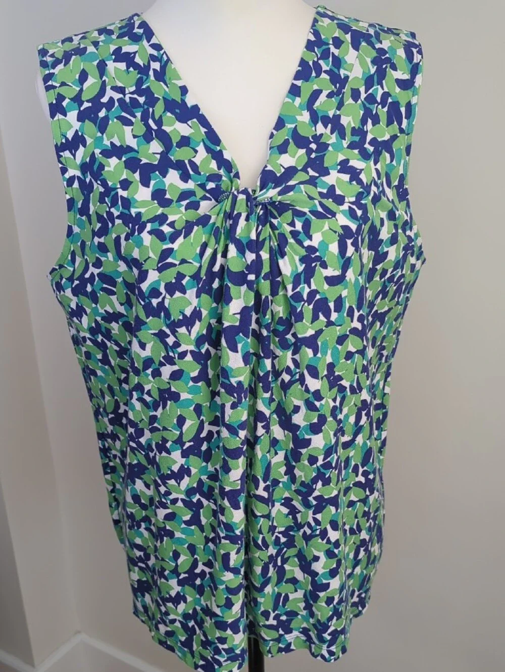 Talbots Twist Front Sleeveless V-Neck Blouse Green Blue Confetti Leaf LARGE